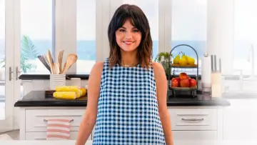 Backdrop for the TV series "Selena + Chef" #1913157