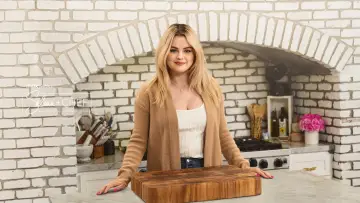 Backdrop for the TV series "Selena + Chef" #1913161