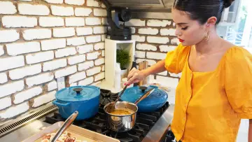Backdrop for the TV series "Selena + Chef" #1913162