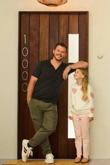 Poster к сериалу "Home Economics" #1408031