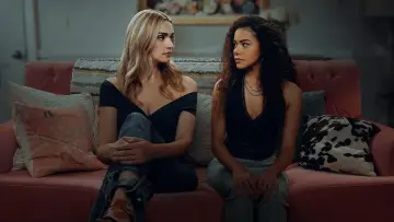 Backdrop for the TV series "Ginny & Georgia" #1347466