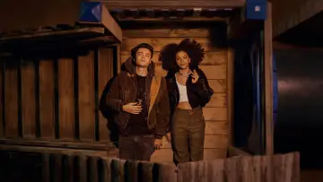 Backdrop for the TV series "Ginny & Georgia" #1347475