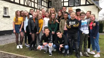 Backdrop for the TV series "De Eindmusical" #1681250