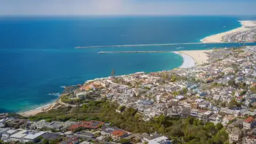 Backdrop for the TV series "Selling the OC" #1559108