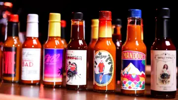 Backdrop for the TV series "Hot Ones" #1798766