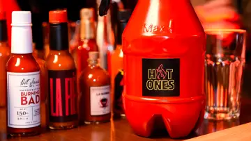 Backdrop for the TV series "Hot Ones" #1798767