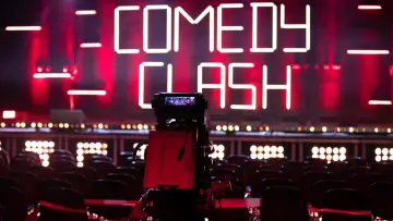 Backdrop for the TV series "Comedy Clash" #1399074