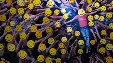 Backdrop for the TV series "Shiny Happy People" #1553299