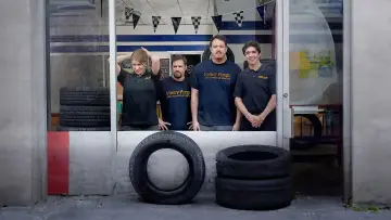 Backdrop for the TV series "Tires" #1658427