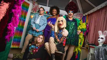 Backdrop for the TV series "Smoggie Queens" #1772065