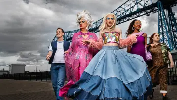 Backdrop for the TV series "Smoggie Queens" #1772068