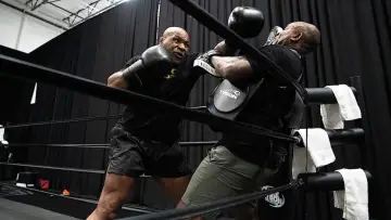 Backdrop for the TV series "Countdown: Paul vs. Tyson" #1553600