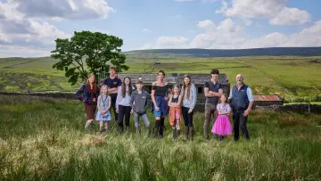 Backdrop for the TV series "Our Farm Next Door: Amanda, Clive and Kids" #1670584