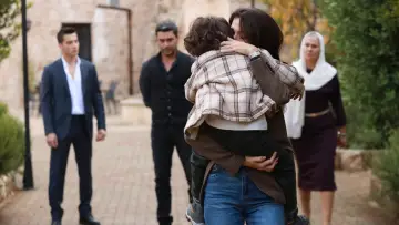 Backdrop к сериалу "Far Away" #1310478