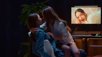 Backdrop к сериалу "Girl Rules" #1474078