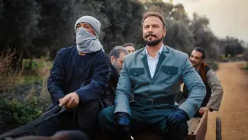 Backdrop for the TV series "Taht El Ard" #1507845
