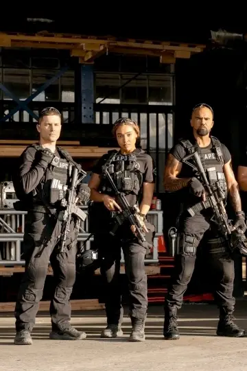 Poster к сериалу "S.W.A.T. Exiles" #1476866