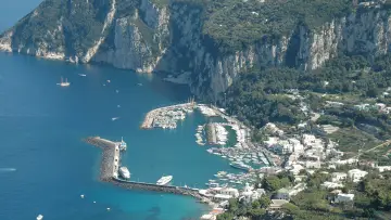 Backdrop for the TV series "Capri" #1378877