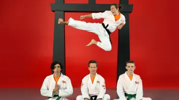 Backdrop к сериалу "Kickin
