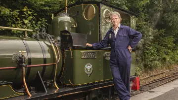 Backdrop for the TV series "Paul Merton: Driving Amazing Trains" #1554891