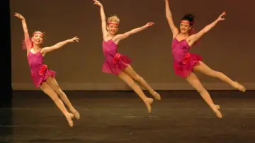 Backdrop for the TV series "Dance Moms" #1311036