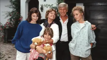 Backdrop for the TV series "Die glückliche Familie" #1540585