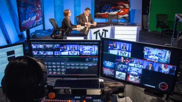 Backdrop к сериалу "The Young Turks" #1378228