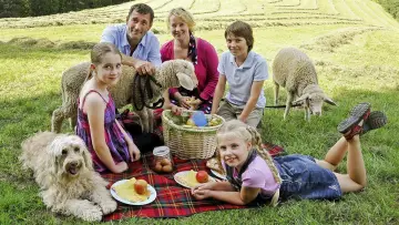 Backdrop for the TV series "A Houseful of Animals" #1697260