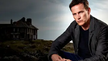 Backdrop for the TV series "Safe House" #1789908