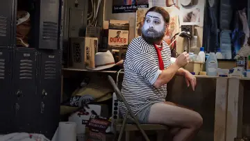 Backdrop for the TV series "Baskets" #1594165