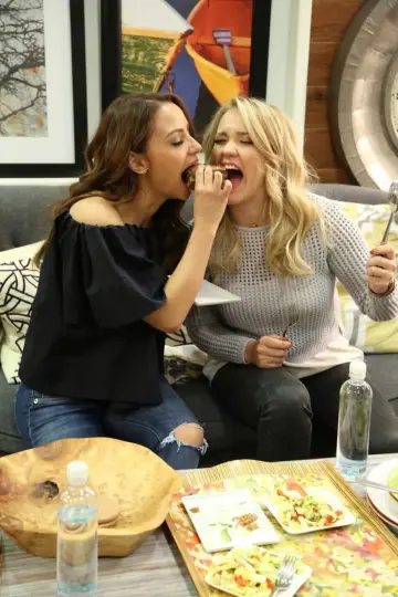 Poster к сериалу "Young & Hungry" #1421225