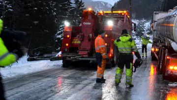Backdrop for the TV series "Ice Road Rescue" #1558915