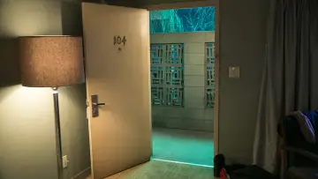 Backdrop к сериалу "Room 104" #1418718