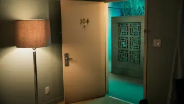 Backdrop к сериалу "Room 104" #1418725