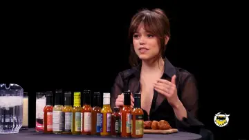 Backdrop к сериалу "Hot Ones" #1300845