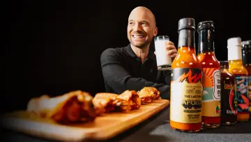 Backdrop к сериалу "Hot Ones" #1300848