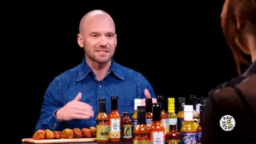 Backdrop к сериалу "Hot Ones" #1300849