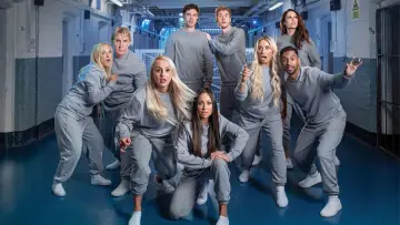 Backdrop к сериалу "Celebrity Hunted" #1317039