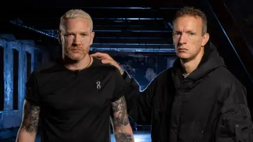 Backdrop к сериалу "Celebrity Hunted" #1317061