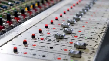 Backdrop for the TV series "Soundbreaking" #1599822