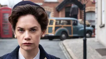 Backdrop for the TV series "Mrs Wilson" #1912220