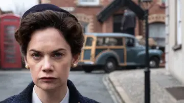 Backdrop for the TV series "Mrs Wilson" #1912224