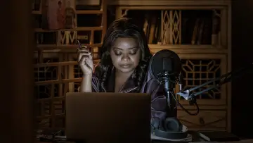 Backdrop к сериалу "Truth Be Told" #1378714
