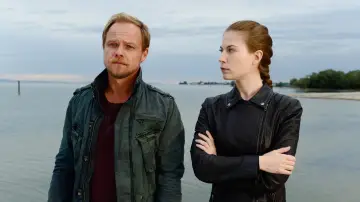 Backdrop к сериалу "Murder by the Lake" #1495715