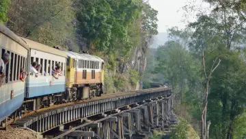 Backdrop for the TV series "With the Train Through..." #1447865