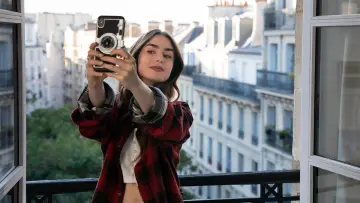 Backdrop к сериалу "Emily in Paris" #1332685