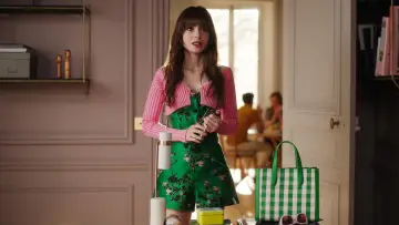 Backdrop к сериалу "Emily in Paris" #1332686
