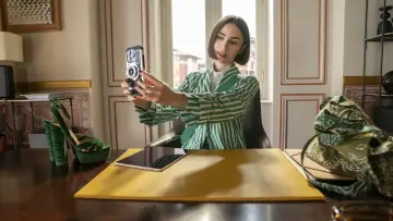 Backdrop к сериалу "Emily in Paris" #1332702