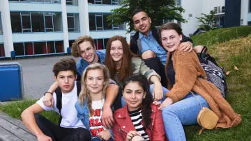 Backdrop к сериалу "The First Years" #1342690