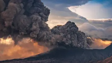 Backdrop for the TV series "Hostile Planet" #1868186